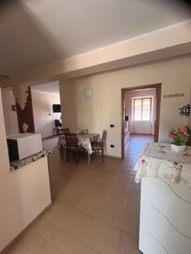 a kitchen and a living room with a table and a kitchen and a dining room at Casa Vacanze DEFUK in Montefiascone