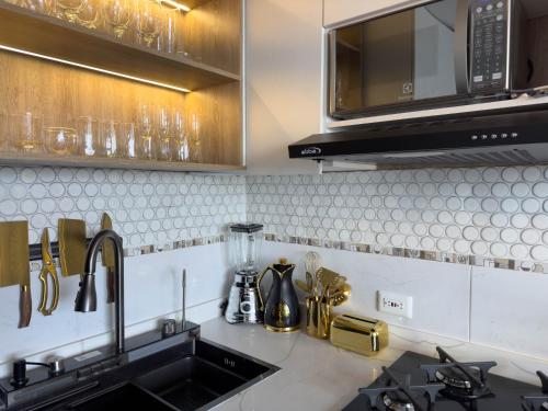 a kitchen with a sink and a microwave at Top views, airport, Salitre, American embassy, parking in Bogotá