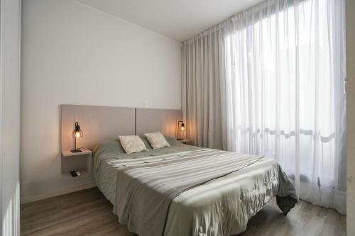 Postel nebo postele na pokoji v ubytování Monroe Suites