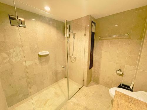 Ban Tanot NoiにあるPuektian Seaview Studio Roomのバスルーム(ガラス張りのシャワー、トイレ付)