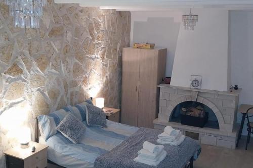 Χώρος καθιστικού στο Lovely Studio in Strinilas with its own pool