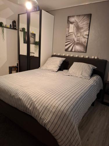 Chambre avec SDB privative et parking MOTO ou VL