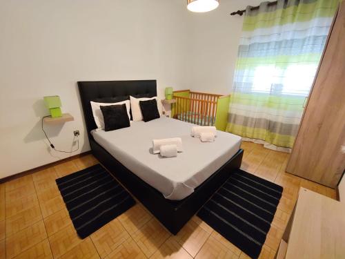 a bedroom with a bed with two towels on it at Casas Manos Névoa in Geres