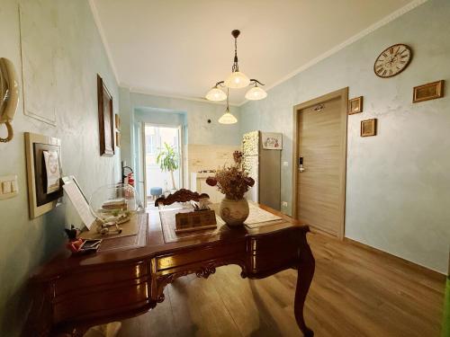 una stanza con un tavolo con un vaso sopra di Iris Guest House a Roma
