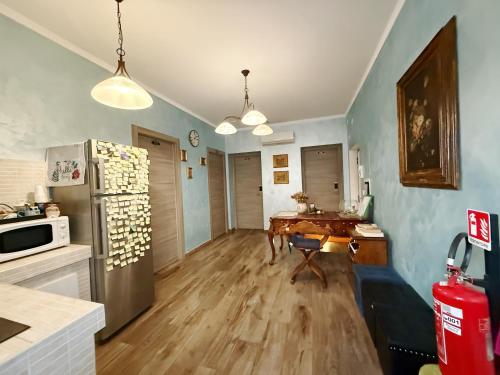 una cucina con un frigorifero e un tavolo di Iris Guest House a Roma