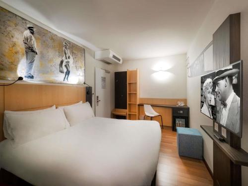 Ein Bett oder Betten in einem Zimmer der Unterkunft ibis Locarno