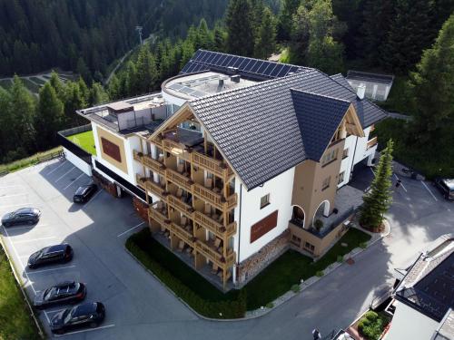 a house with a solar roof on top of it at Natürlich Hotel mit Charakter in Fiss