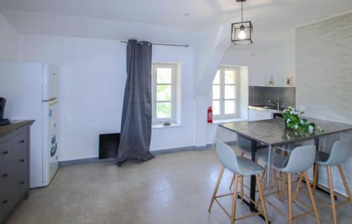Η κουζίνα ή μικρή κουζίνα στο Nice Apartment In Saint-Germain-La-Prade