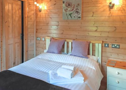 Ένα ή περισσότερα κρεβάτια σε δωμάτιο στο Hollybrook Lodges