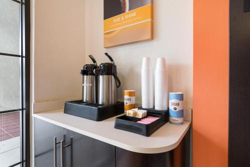 Motel 6-Carpinteria, CA - Santa Barbara - Southにあるコーヒーまたはお茶