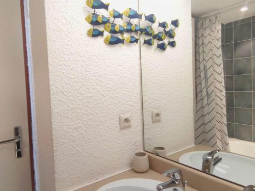 イゾラにあるStudio lumineux à Isola, balcon sud, près des pistes - FR-1-292-187のバスルーム(鏡、シンク、バスタブ付)