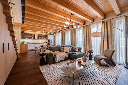 Prague Days - Luxurious 3BDR Maisonette w AC & Balcony & Desk