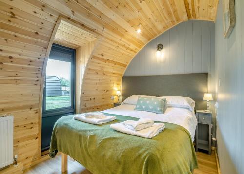 Katil atau katil-katil dalam bilik di Firtree Farm Lodges