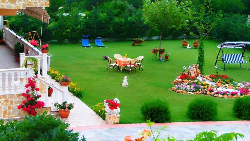 a model of a garden with a table and chairs at Relax pozar in Kato Loutraki