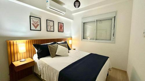 a bedroom with a bed and a window at Conforto na Liberdade - AC e Quarto privativo in Sao Paulo
