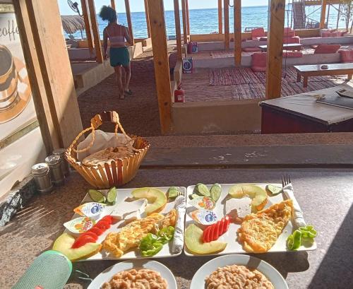 ein Tablett mit Lebensmitteln auf einem Tisch. in der Unterkunft Luna Camp in Nuweiba