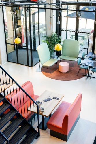 a room with two chairs and a table and a table at The Social Hub Eindhoven Extended Stay in Eindhoven