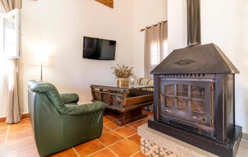 Χώρος καθιστικού στο 4 Bedroom Amazing Home In Constantina