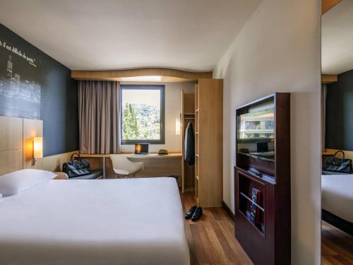 En eller flere senge i et værelse på IBIS Cannes Mouans Sartoux Piscine parking gratuit