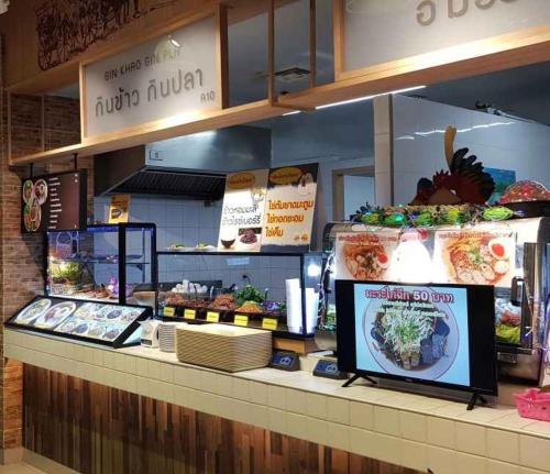a food counter in a restaurant with food on display at ห้องเช่ารายวัน เมืองทองธานี C5 By ณดา in Ban Bang Phang