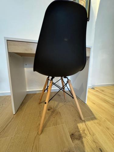 a black chair sitting in front of a desk at Spago rooms 2 in Vieste