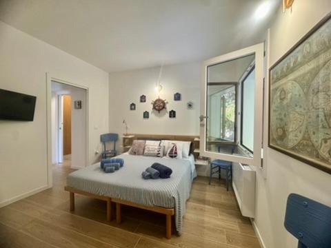 Foxiʼe SaliにあるVilla with garden 1000m to 300m from the sea in PULAのベッドとテーブルと窓のある寝室