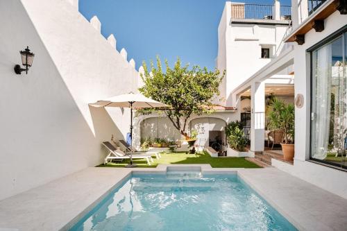 una piscina nel cortile di una casa di Casa palacio reformada S.XVIII a Sanlúcar de Barrameda