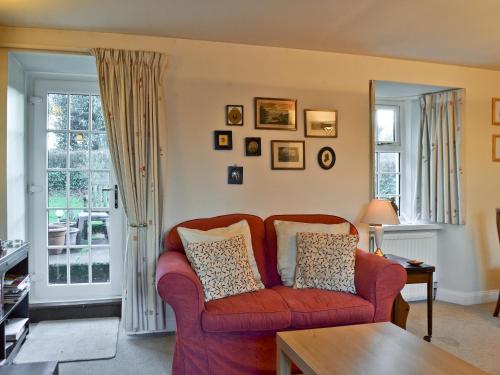 Ruang duduk di Edenwoodend Cottage