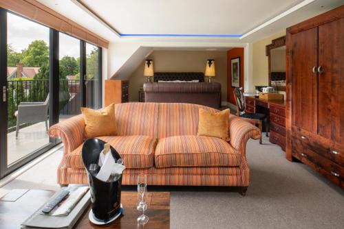 Ruang duduk di Forest Park Country Hotel & Inn, Brockenhurst, New Forest, Hampshire - The Coaching Inn Group