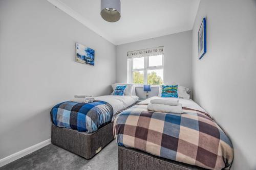 Postel nebo postele na pokoji v ubytování West Wittering Family Cottage Pass the Keys