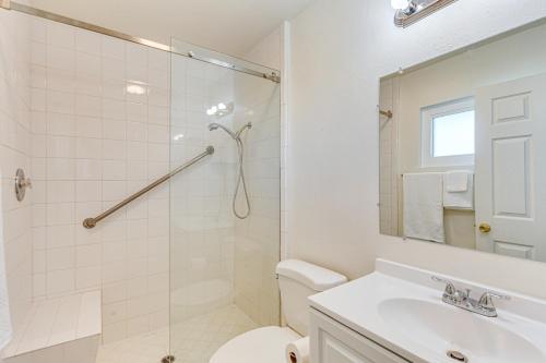 Ein Badezimmer in der Unterkunft Hemet Retreat with Peak Views and 2 Saunas