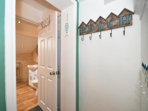 ファイリーにあるSeahorseの白いドアとトイレ付きのバスルーム