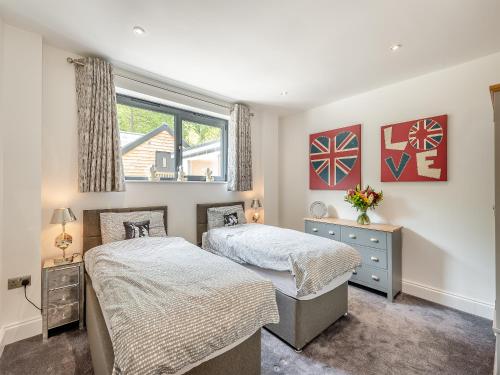 a bedroom with two beds and a window at Foxton Lodge - Uk47296 in Harrietsham