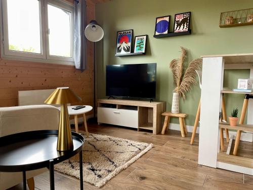 TV a/nebo společenská místnost v ubytování Scorfel Lodge, Northwood, Bain nordique, terrasse