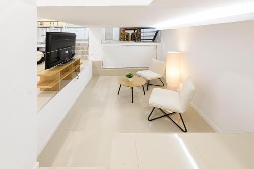 WintowinRentals Renovated loft with garage next to Huelin Beach