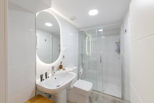 WintowinRentals Renovated loft with garage next to Huelin Beach