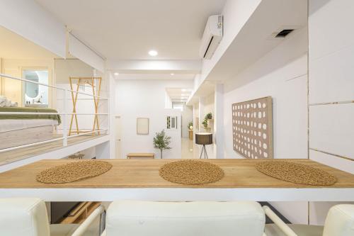 WintowinRentals Renovated loft with garage next to Huelin Beach