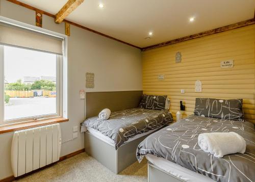 Ένα ή περισσότερα κρεβάτια σε δωμάτιο στο Durham Coastal Lodges