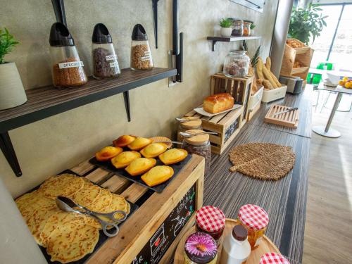 a bakery with lots of different types of bread at Hôtel Ibis Styles Bourges - Piscine extérieure chauffée - Restaurants à proximité in Bourges