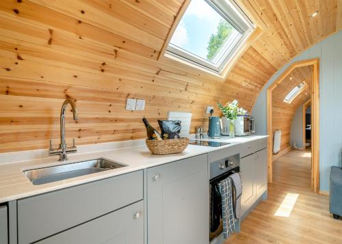 Dapur atau dapur kecil di Firtree Farm Lodges