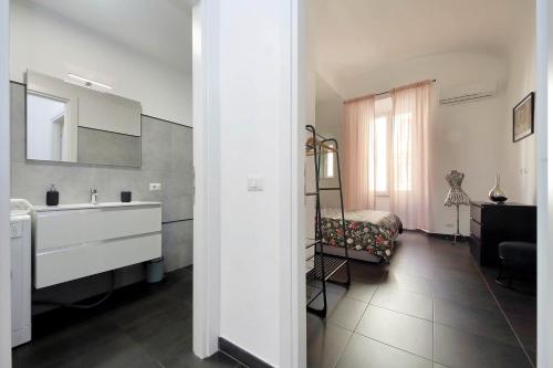 Un baño con lavabo y una cama en una habitación. en Neo Urbis Art Aparts, en Roma