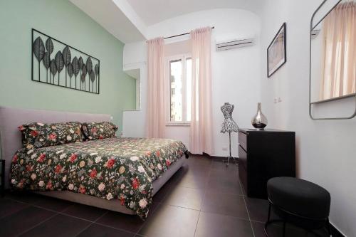 Un dormitorio con una cama, una silla y una ventana en Neo Urbis Art Aparts, en Roma