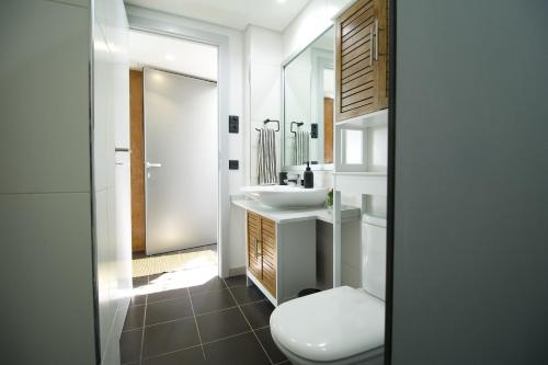 Modern Studio with Kitchen & Secure Parking in Funchal