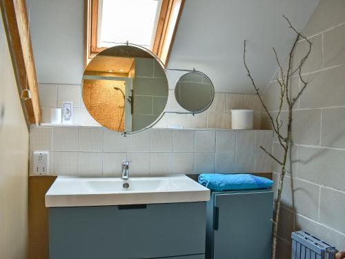 a bathroom with a sink and a mirror at Arne Barn in Arne