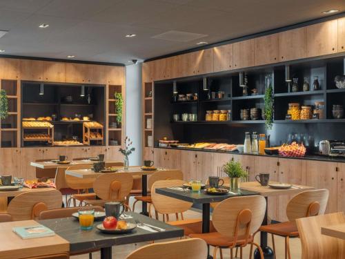 ein Restaurant mit Tischen und Stühlen und einer Theke in der Unterkunft ibis Styles Fontenay in Fontenay-sous-Bois