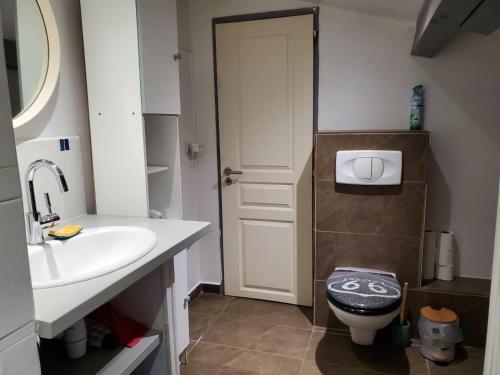 Gallery image of Chambre climatisée avec piscine près de la mer in Agde