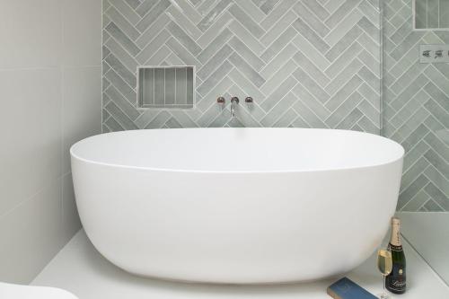 Un baño de Kingfisher Forge