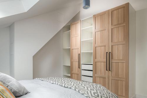 Una cama o camas en una habitación de Kingfisher Forge