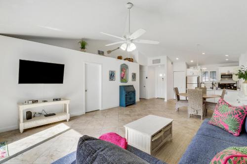a living room with a couch and a tv at PGA National Getaway Cozy Club Cottage in Palm Beach Gardens