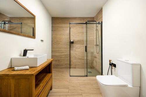 a bathroom with a shower and a toilet and a sink at Apartamento Italia 2, Newly Renovated, AC & WiFi in Rincón de la Victoria